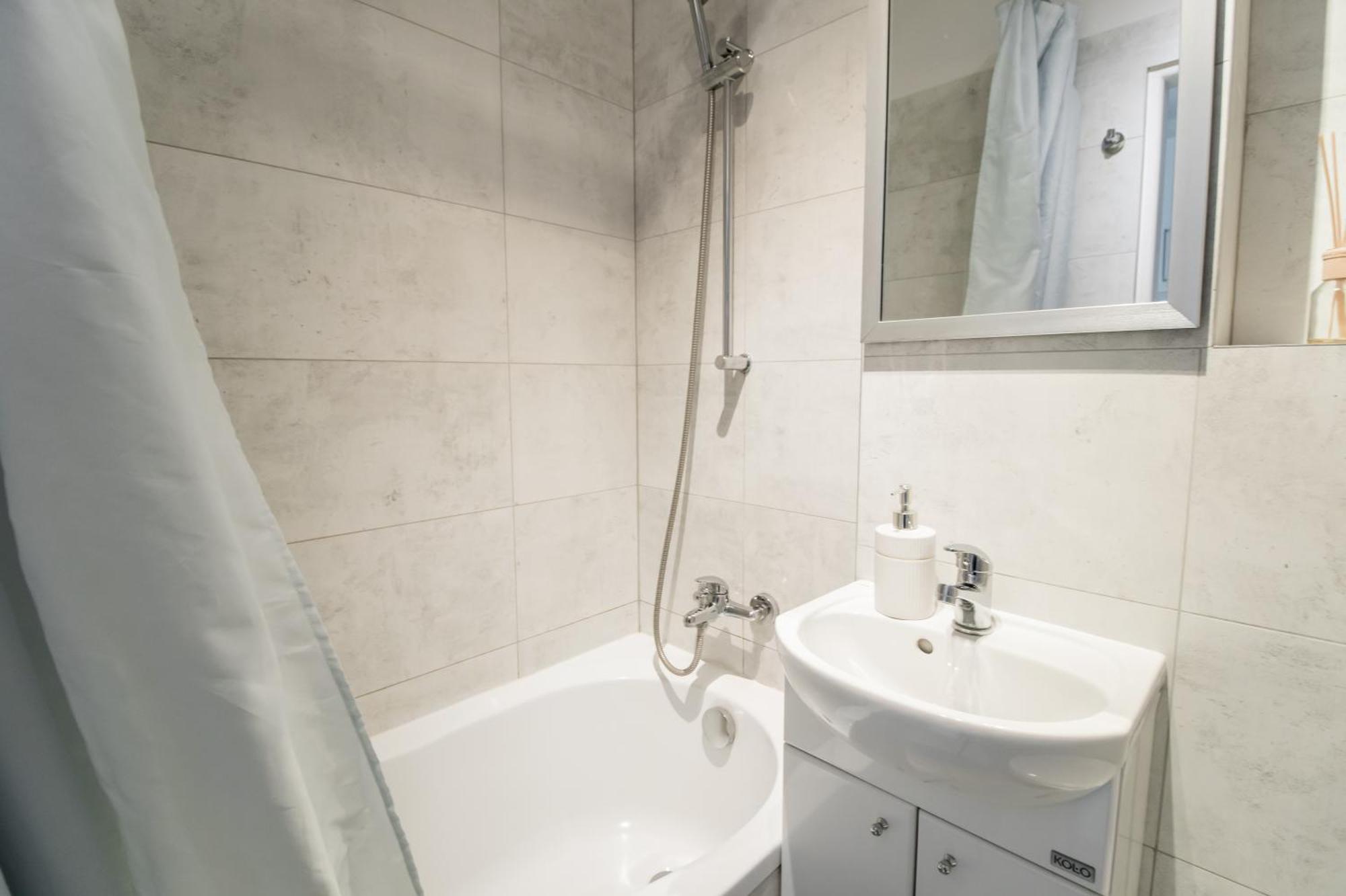 Piotrapartments - Bruna Green City Apartment Варшава Екстер'єр фото